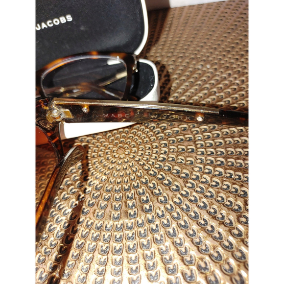 Marc Jacobs Sunnies & Fashion Glasses with Hardshell Leather Case - Picture 4 of 4